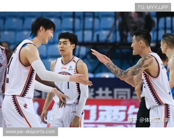 河南队快速压上形成围攻，场面紧绷到极点